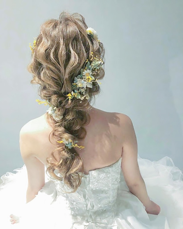 Sự xinh đẹp của tóc cô dâu là niềm tự hào của bất kỳ cô dâu nào. Chúng ta không thể nghĩ tới một ngày trang trọng nào mà không nghĩ tới kiểu tóc đẹp của cô dâu. Hãy cùng khám phá hình ảnh tóc cô dâu xinh để cảm nhận được sức mạnh của những lọn tóc rực rỡ!